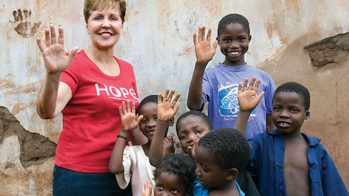 Joyce avec des enfants