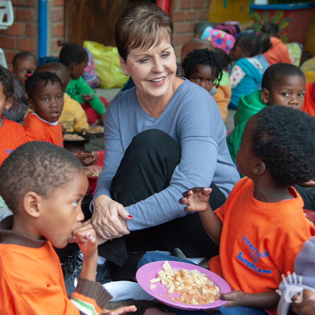 Joyce distribue des repas